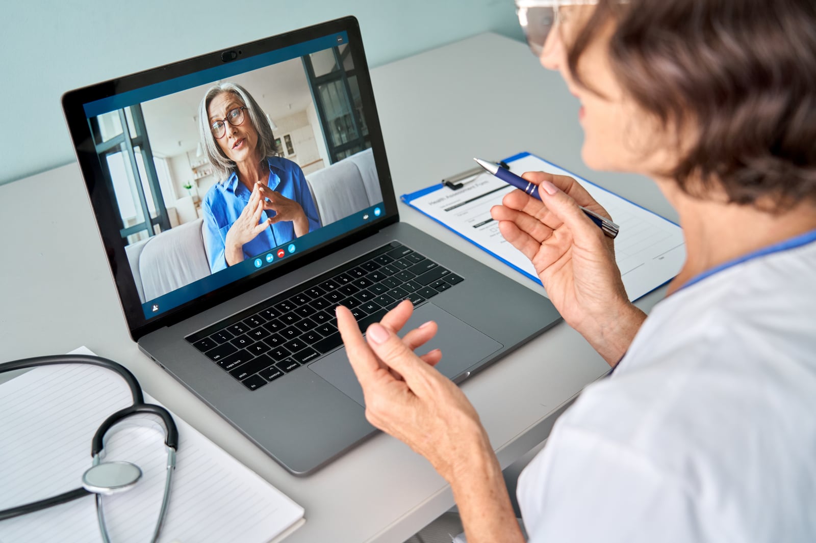 Veterinarian discussing a case with a cardiologist online